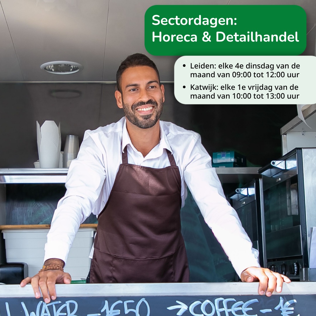Een barista leunt over zijn koffiekar en kijkt lachend de camera in.