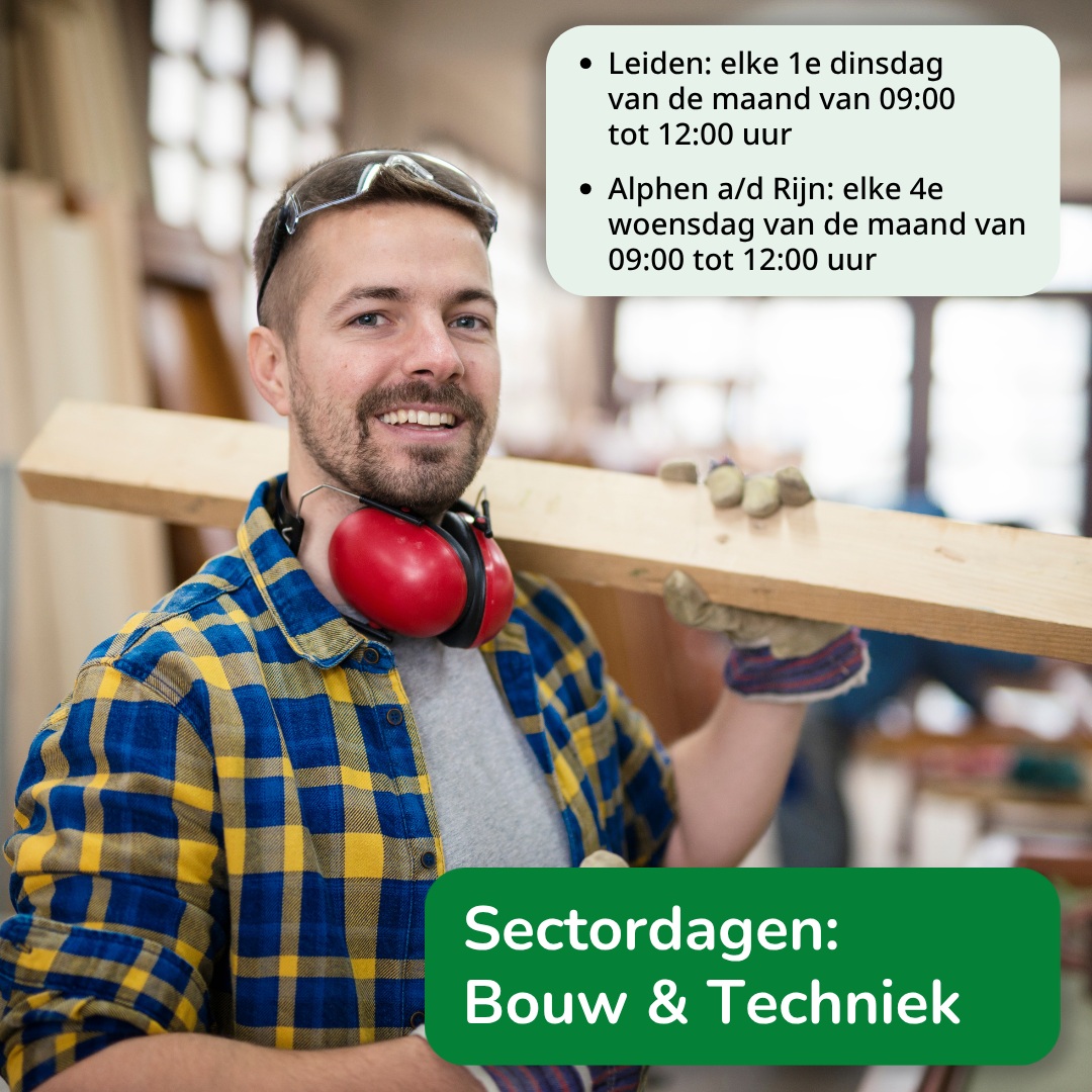 Een jongeman draagt een plank over zijn schouder en heeft gehoorbescherming om zijn nek hangen. Hij kijkt lachend de camera in. Op de achtergrond zie je een werkplaats.