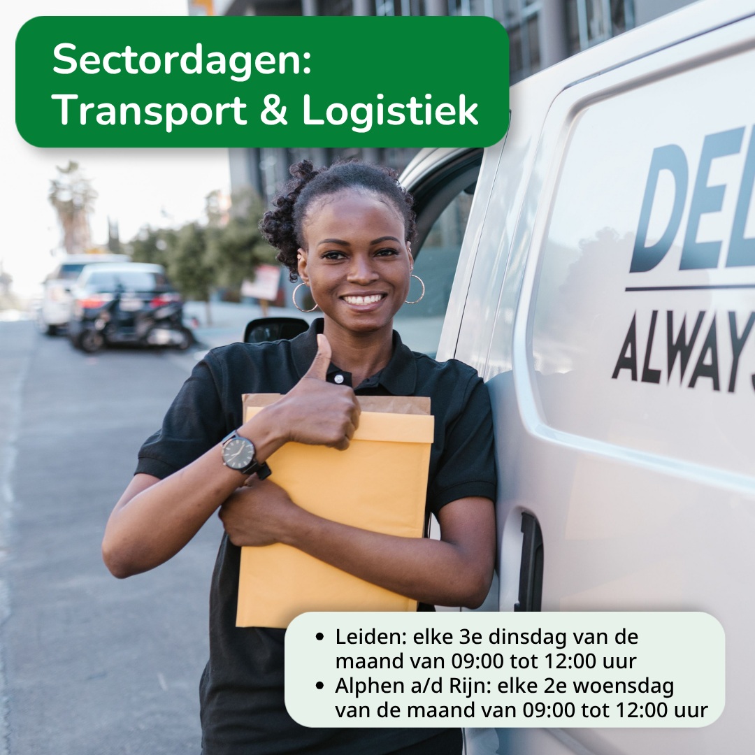 Een zwarte vrouw steekt lachend haar duim op naar de camera. Ze staat naast een busje met 