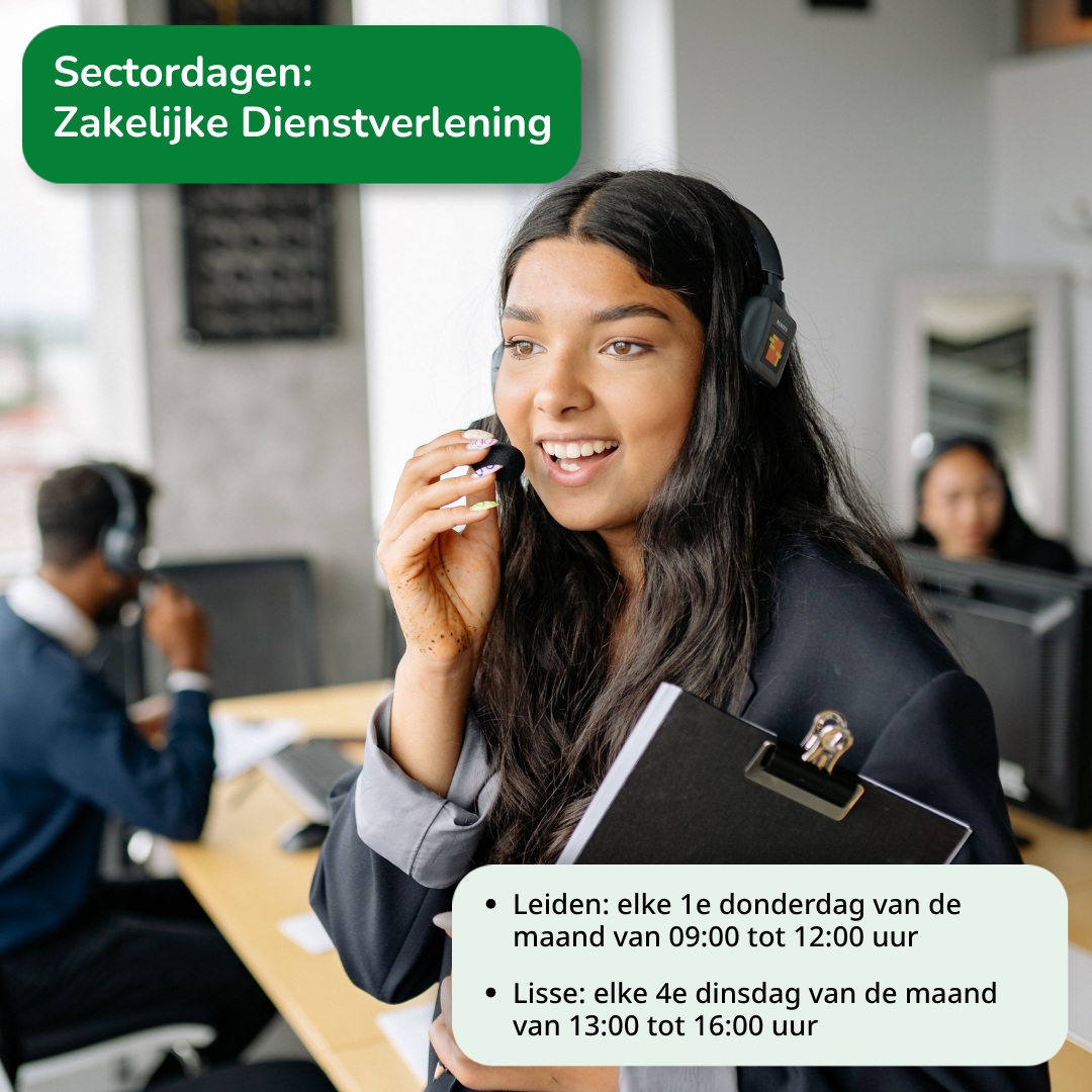 Een vrouw met headset op zit in een kantooromgeving. Ze heeft een call-center achtige functie en is aan de telefoon.